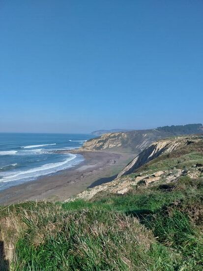Wanderung (GR123) immer an der Steilküste entlang mit spektakulären Aussichten.