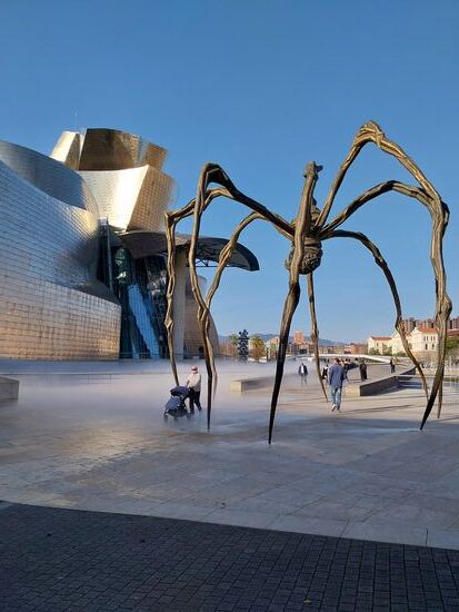 Maman - Spinnenskulptur von Louise Bourgeois