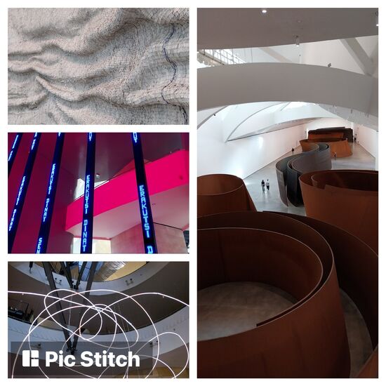 Bild links Mitte: 
elektronische LED-Säulen mit Schriftzügen in Englisch und Spanisch von Jenny Holzer (man kann durch die meterhohen Schriftsäulen hindurchspazieren);
rechtes Bild: die Stahlformen von Richard Serra von oben betrachtet