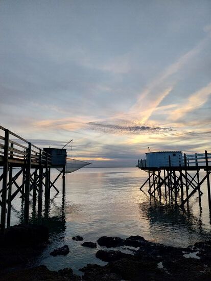 Fouras- französische Atlantikküste bei La Rochelle (Les carrelets- die Fischerhütten gehören zum französischen Kulturerbe)