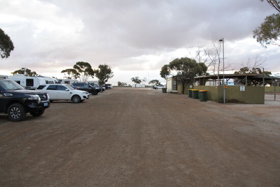 ...recht rustikal aber mit Stromanschluß