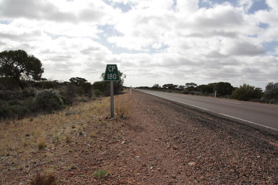 Hinweisschild auf dem Explorers Way: 180 Kilometer bis Coober Pedy