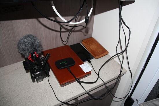 An der Ladung. Das kleine Teil auf dem Tablet ist der Huawei Hotspot