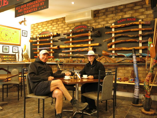 Hier gibt es neben Kaffee, Frühstück, Kuchen natürlich auch Didgeridoos und Boomerangs - handgefertigt