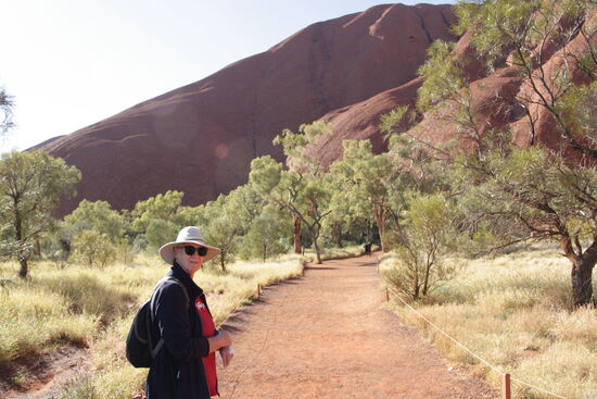 Gute Wege sind nötig um nicht zu stolpern, denn wir schauen sowieso nur zum Uluru statt auf den Weg.