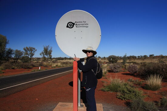 Notfalltelefone im Outback: Hier wird das Handy in die Halterung gesteckt und schon hat man auch im Outback Empfang.