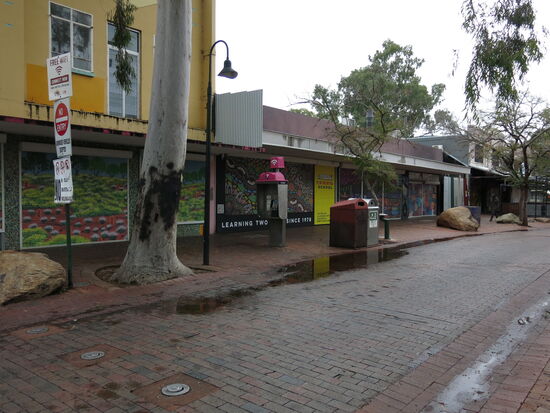 Verriegelte, verlassene Läden, auch wenn die Rollläden bunt bemalt sind bleibt es trostlos.