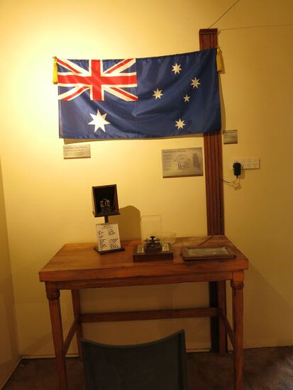 Der Gegenpart steht am anderen Ende des Raumes und so kann man sich munter etwas morsen.