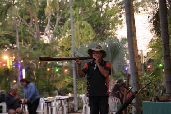 ...und schon legt er los, mit dem frisch gebauten Didgeridoo.
