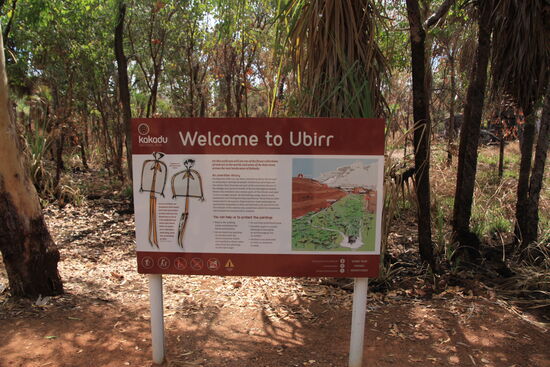 Die Wegekennzeichnungen und die Beschreibungen erinnern an einen Museumsbesuch unter freiem Himmel - liebevoll aufbereitet und informativ.
