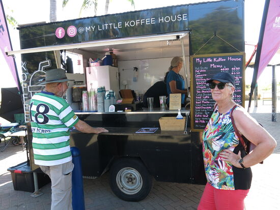 Mit Eiskaffee gegen die Hitze