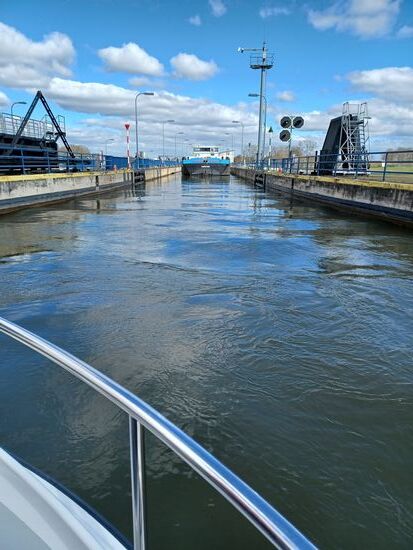 Einfahrt in die Schleuse Sülfeld