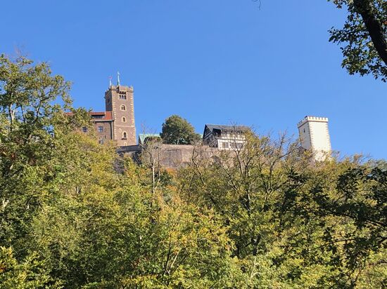 Die Wartburg oberhalb von Eisenach ist ein UNESCO-Welterbe und zieht Jahr für Jahr viele Besucher an (Foto: Georg Kälble).