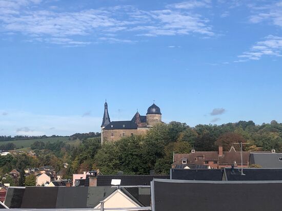 Von unserer Ferienwohnung aus hatten wir einen herrlichen Blick auf die aus dem 12. Jahrhundert stammende Burg Mylau, in der sich heute ein Museum befindet (Foto: Georg Kälble).
