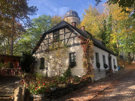 In dem zur Burg Mylau gehörenden Gartenhäuschen lässt sich gut speisen. Ab und an finden hier auch kulturelle Veranstaltungen statt (Foto: Georg Kälble)