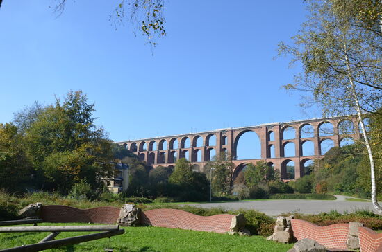 Die Göltzschtalbrücke überspannt mit einer Länge von 540 m das Tal der Göltzsch in Mylau. Mit circa 26 Millionen Steinen und ihren 98 Bögen ist sie die größte Ziegelsteinbrücke der Welt und das ganze Jahr über ein beliebtes Fotomotiv.