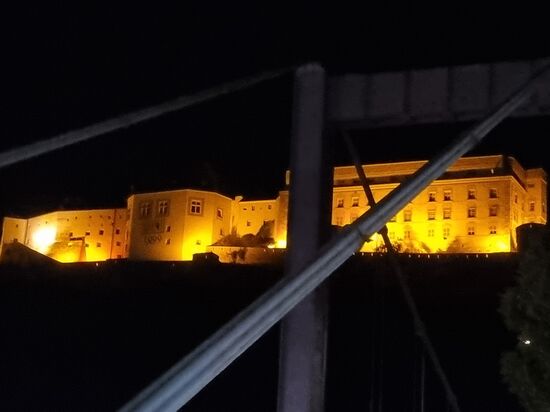 Jugendherberge bei Nacht.