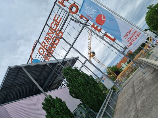 Wunderschöne, preiswerte Übernachtung in Krems, nach 291 Kilometern, anfangs wieder starker Regen, später trocken mit tollen Strecken an der Donau entlang und immer wieder in die Berge der Wachau.