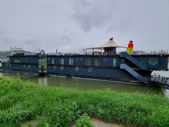 Bratislava, Hafen, wir suchen unser Botel und hoffen, bitte nicht dieses.