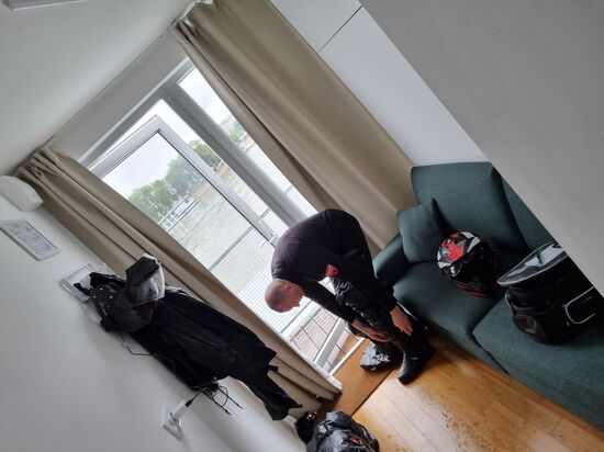 Klappbett nklusive, noch hochkant in der Wand.