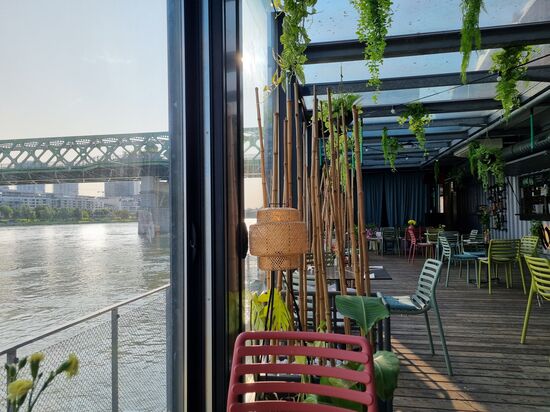 Wunderschönes Botel, Hausboot mit Übernachtung mitten in Bratislava auf der Donau.