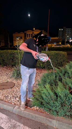 So macht man leere Kanister, man kauft billiges, destiliertes Wasser un schüttet es weg. Danach saugt man den Tank leer