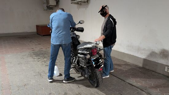 Abschläucheln des Benzin-Diesel Gemisches.