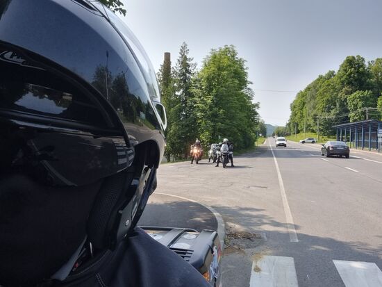 Ich im Vordergrund und drei weitere Biker von insgesamt 6.