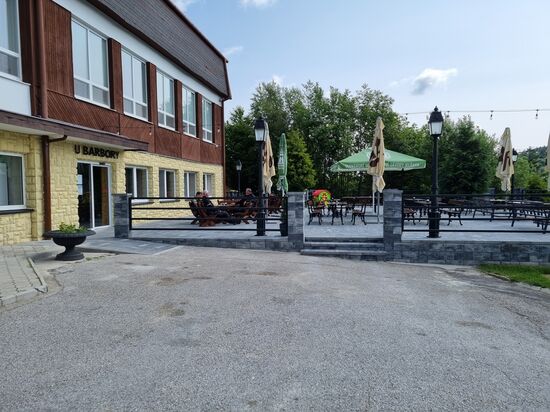 Kaffeepause am Hotel Hradok in Jelsava, mitten im Gebirge.