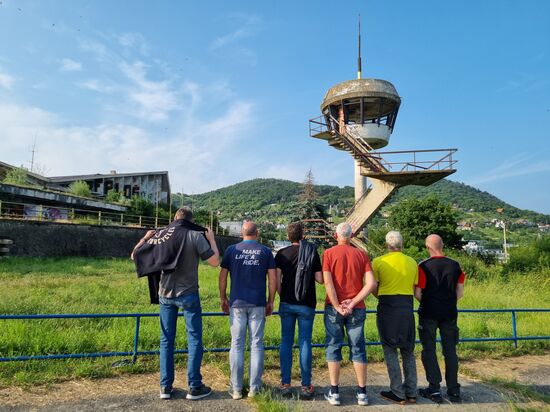 Ist das Toll, Friedhelm, Klaus, Kai, Achim, Ralph, Rene schauen in Richtung Ukraine.