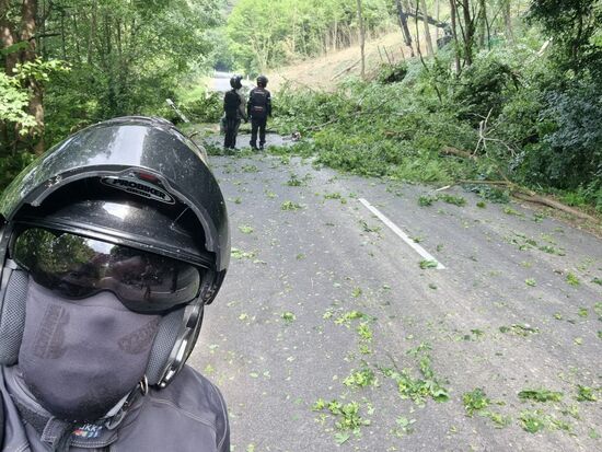 Baum auf der Straße, zum Glück waren die Aufräumarbeiten schon im Gange. Aber keinerlei Absicherung, direkt nach einer Kurve lag er.