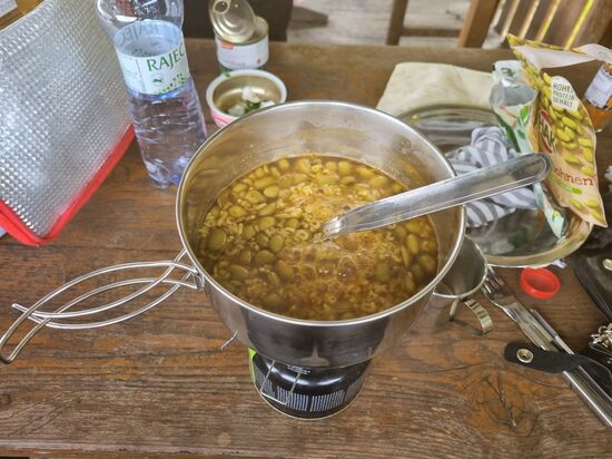 Endlich köcheln, Nudelsuppe und dazu Endamame Bohnen eingemischt, super lecker und sâttigend, vor allem geht es schnell.