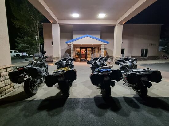 Geparkt direkt vor dem Hoteleingang des Hillside Inn, so mögen wir das.