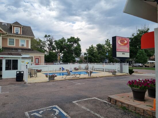 Econo Lodge in Colorado Springs, wieder ein Pool.