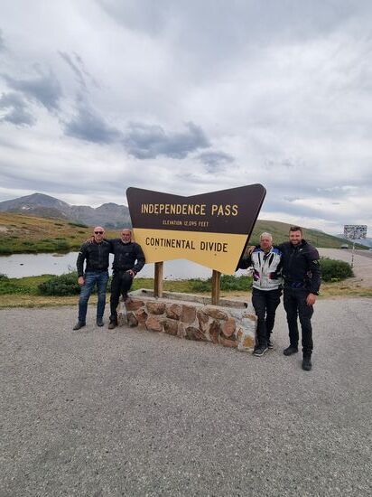3687 Meter hoher Pass, einfach so schnell drübergeprügelt. 800 Meter höher als der höchste Alpenpass in Europa.