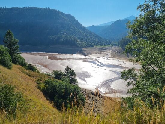 Wunderschön ausgetrockneter See, Paonia Reservoire, leer.