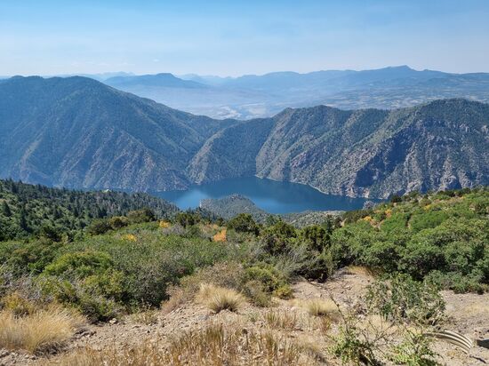 Auf das Morrow Point Reservoire und die fantastische Landschaft dahinter.
