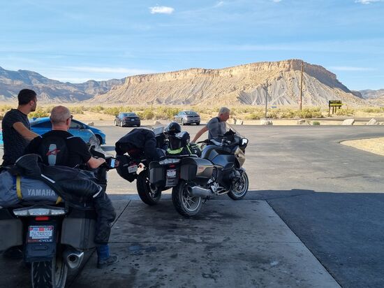 Gefühlt mit dem letzten Tropfen Benzin in die erste Tankstelle nach 160 Kilometern Highway durch die Wüste.