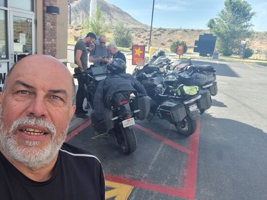 Nach dem Tanken sind wir in den Burgerladen und ich habe 4 Becher geordert, zum Trinken holen. Die Bedienung sagte :" You are welcome", Ich erwiderte, dass ich bezahlen will worauf Sie sagte: "You are fine" und gab mir zu verstehen, dass das ein Geschenk ist, einfach so. Wir waren alle Baff, mal wieder.