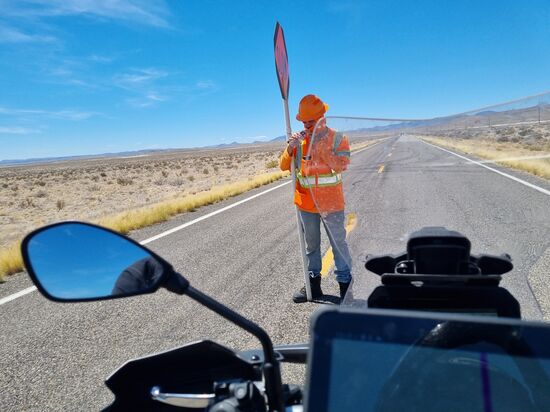 Mitten in der Wüste stand der Schilderlümmel, und dann standen wir über 20 Minuten in der brütenden Hitze