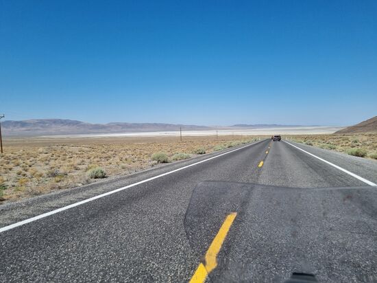 Salzsee im Hintergrund.