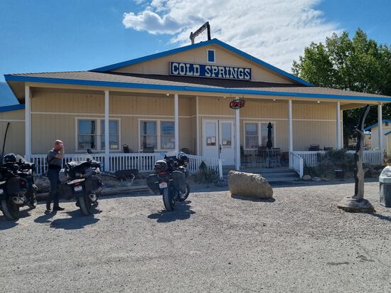 Hier haben wir nach 200 Kilometern angehalten und wollten was trinken, leider geschlossen. Doch dann hat Ralph ein letztes Notwasserfläschchen gefunden.