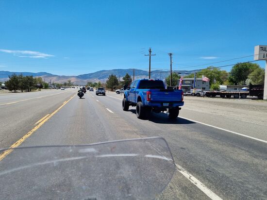 Was für schöne Pickups hier fahren, massenhaft und richtig laut.