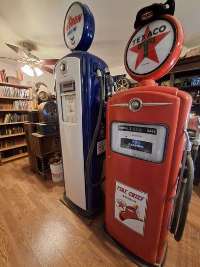 Zapfsäulen aus den Dreissigern bei Jim.