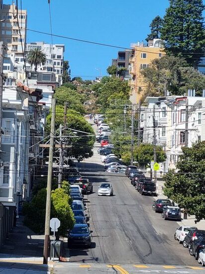 Im Hintergrund die Lombardstreet, 8 Serpentinen auf 180 Meter Länge.