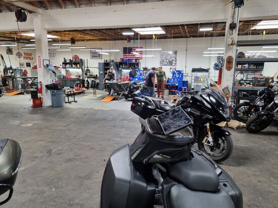 Im Hintergrund sieht man eine von der Hebebühne gefallene R1250RT, eigentlich für uns als Ersatz vorgesehen, dann aber natürlich KAPUTT. Weiter vorne steht eine der drei R1250RT`s die die anderen drei dann fahren mussten, ich bekam eine YAMAHA Tracer, auch nicht gut mit viel zu kleinem Tank.