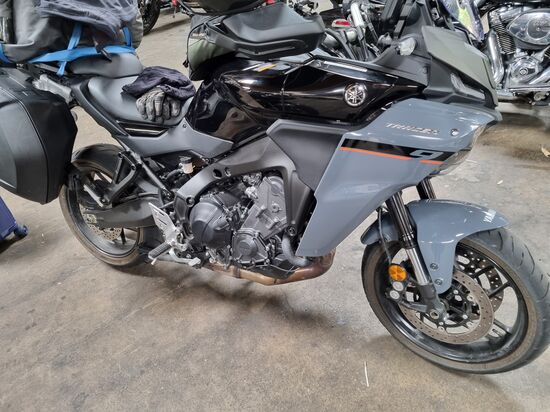 Super Tenere gebucht, extra mehr Geld bezahlt, natürlich nicht bekommen, Inkompetenz pur. Ich musste mit einem völlig anderen Motorrad vorlieb nehmen. Viel zu kleiner Tank, Drehzahlgieriger Motor anstatt Drehmoment stark, kurz gesagt, ganz großer Mist. Auch die anderen bekamen nicht die gebuchten Motorräder, sondern auch eine völlig andere Kategorie von Motorrädern, Sportmaschinen anstatt Reiseenduros. Das Ganze war sehr enttäuschen und kostete trotzdem sehr viel Geld.