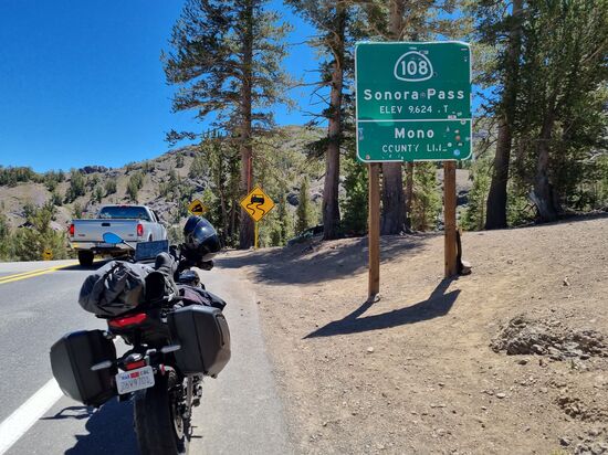 2933 Meter hoch, noch nie waren wir mit dem Motorrad höher.