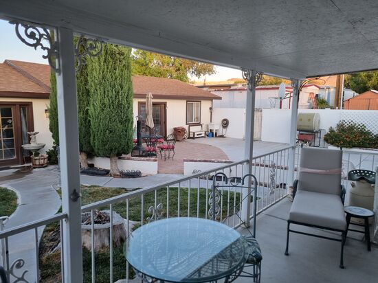 Blick von der Terrasse in den Hof.