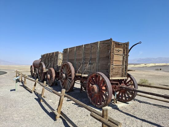 Auf die Harmony Borax Worx Wagen, zum Transportieren von geschürftem Borax mit 20 Mulis vor den Wagen. Der letzte Wagen ist der Wasserwagen für die Mulis (und die Kutscher).